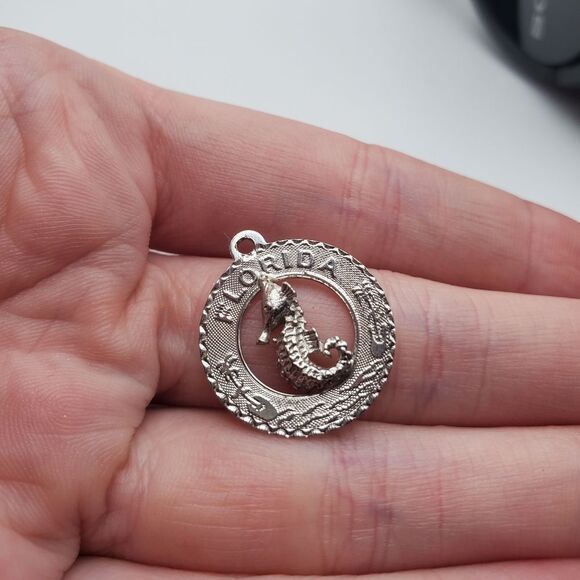 Sterling silver Florida‎ carved seahorse necklace pendant